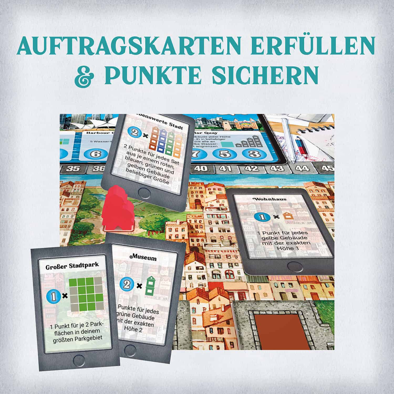 Brettspiel mit Aufgabenkarten, Spielplänen und Spielsteinen auf einem Tisch.