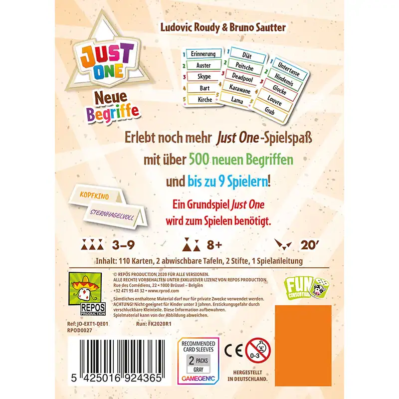 Spielkarton mit "Just One" Logo und Begriffslisten, Kinder im Hintergrund.