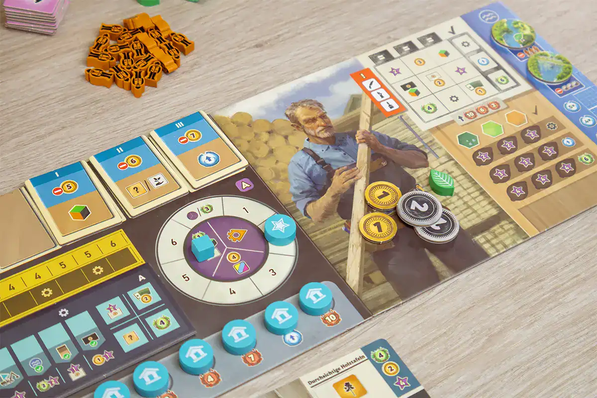 Brettspiel mit Karten, Münzen, Würfeln und Spielern.