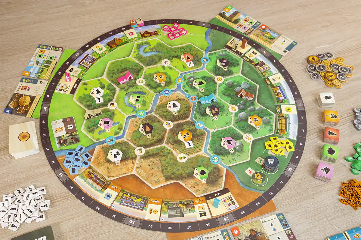 Bunter Spielplan mit Karten, Figuren und Spielmaterialien.