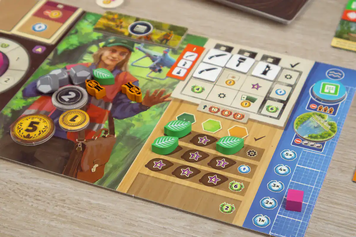 Brettspiel mit Karten, Münzen, Würfeln und Spielsteinen.