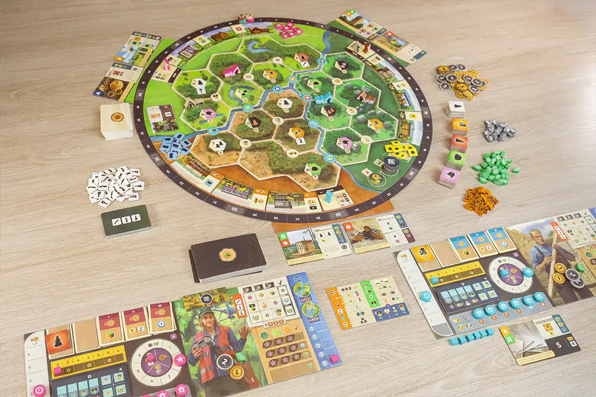 Brettspiel mit Karten, Würfeln und Spielsteinen auf Tisch.