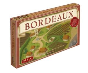 Bordeaux Brettspielbox mit Weinberg- und Stadtmotiv.