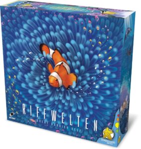 Brettspiel mit Clownfisch auf blauer Wasserwelt.